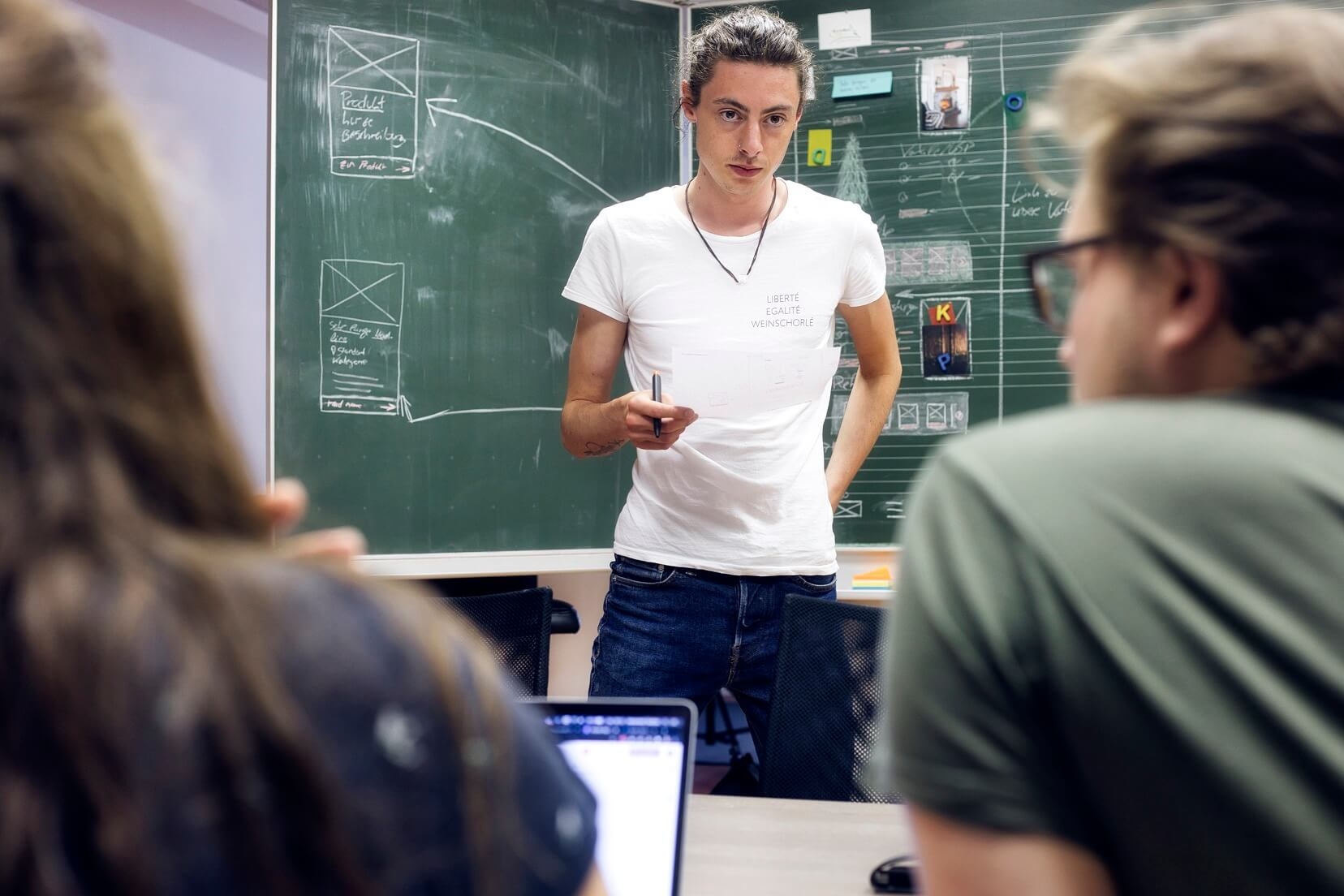 Mitarbeiter der Werbeagentur dreibein aus Cham präsentiert ein Wireframe für einen Relaunch