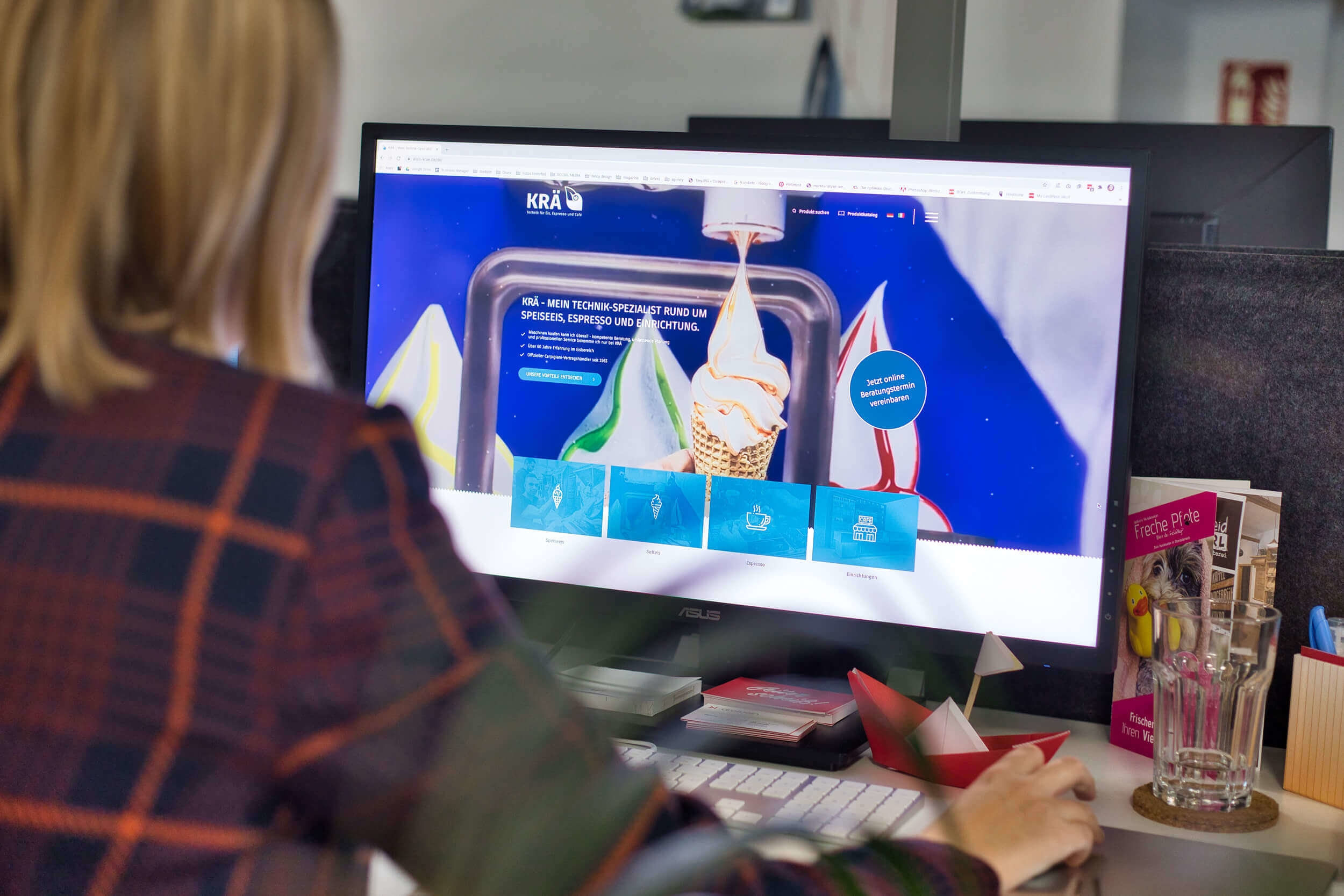 Mitarbeiterin der Agentur Dreibein beim Betrachten der Startseite eines Kundenprojekts