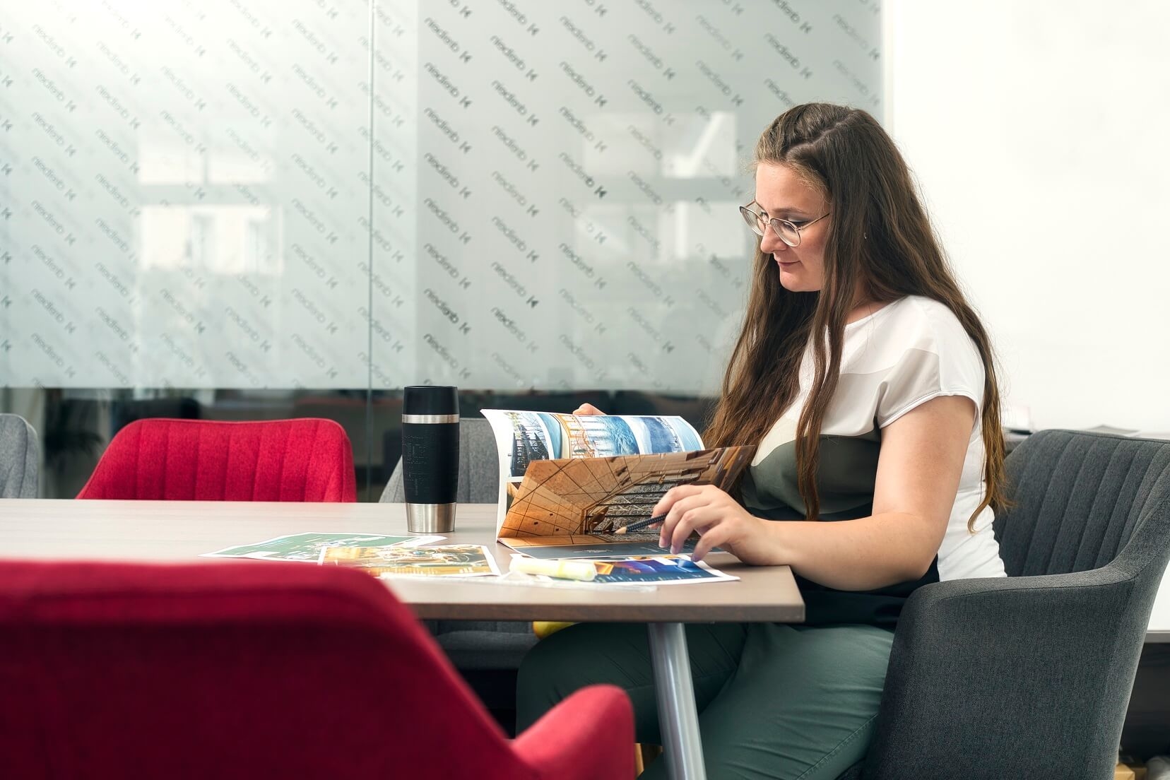 Mitarbeiterin der Werbeagentur dreibein liest eine Broschüre