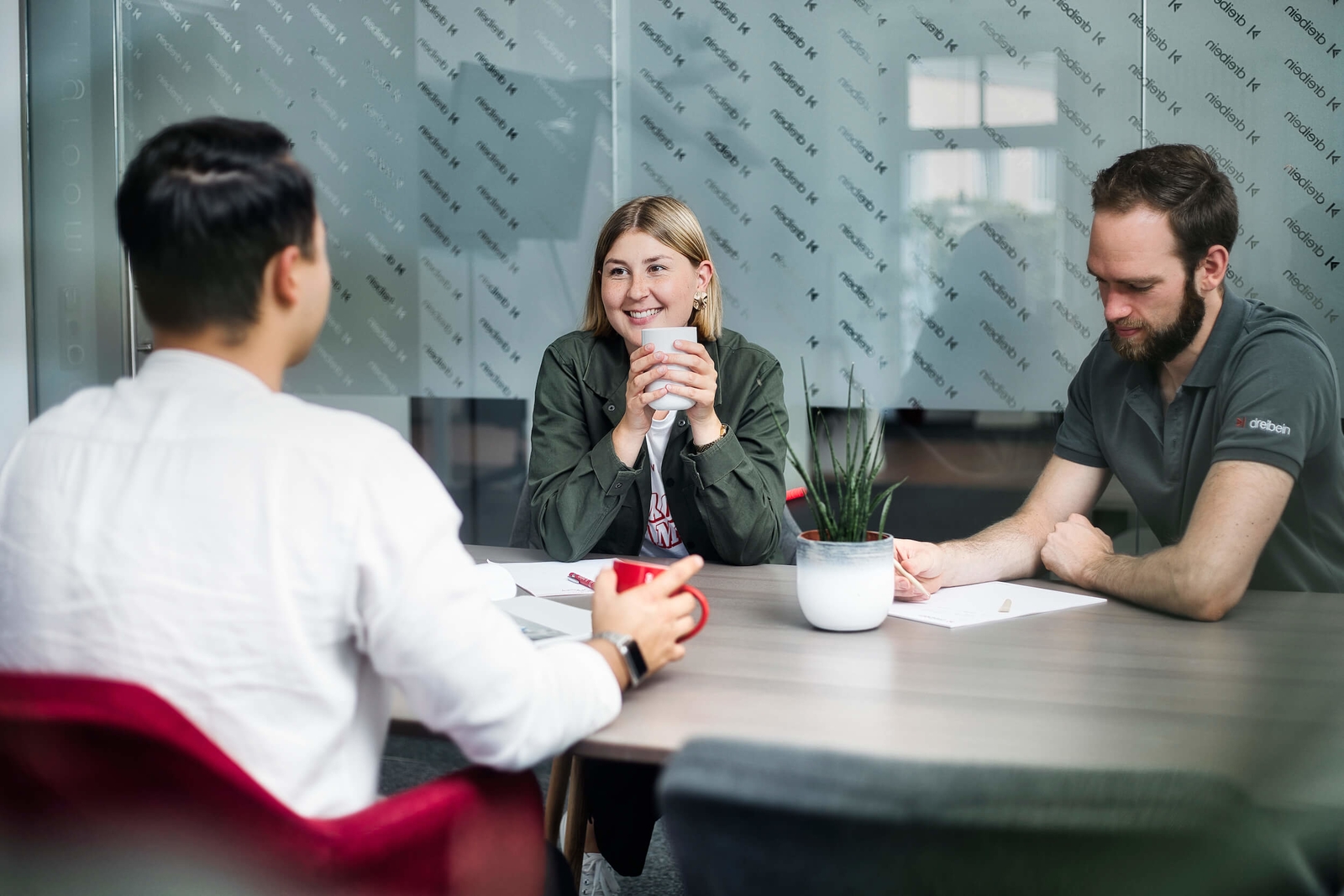 Mitarbeiter der Werbeagentur dreibein aus Cham besprechen ein Projekt im Bereich Copywriting