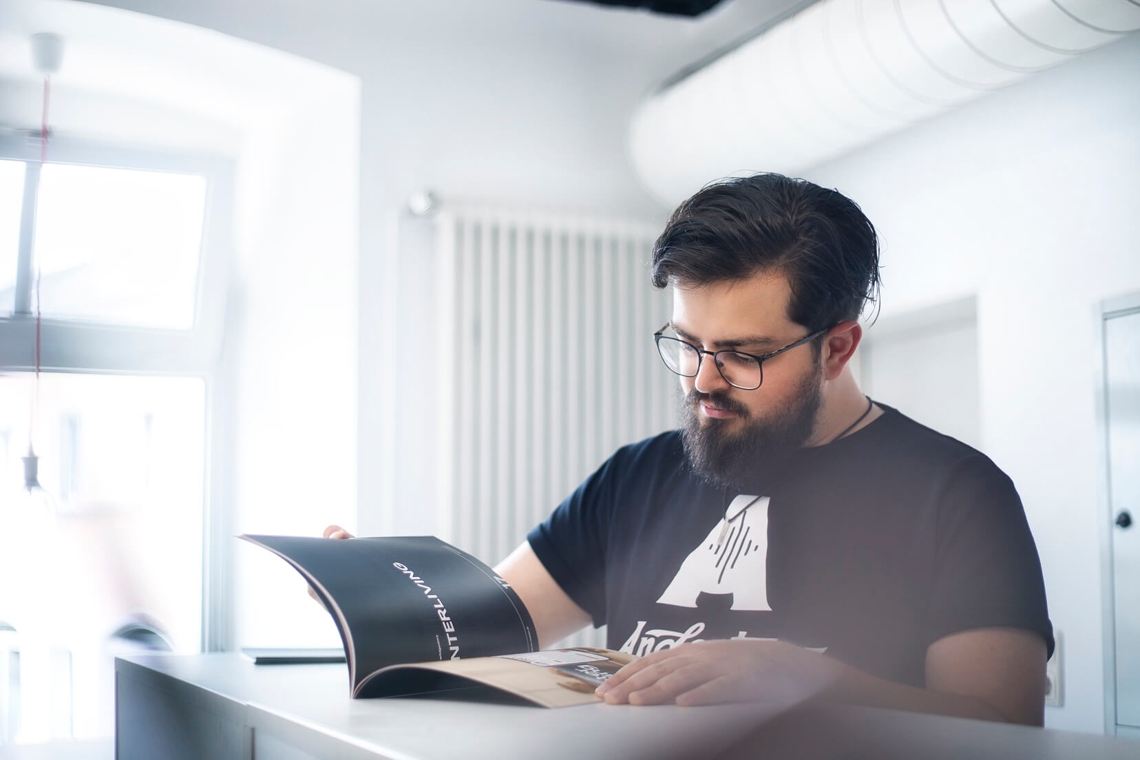 Mitarbeiter liest eine Fachmagzin