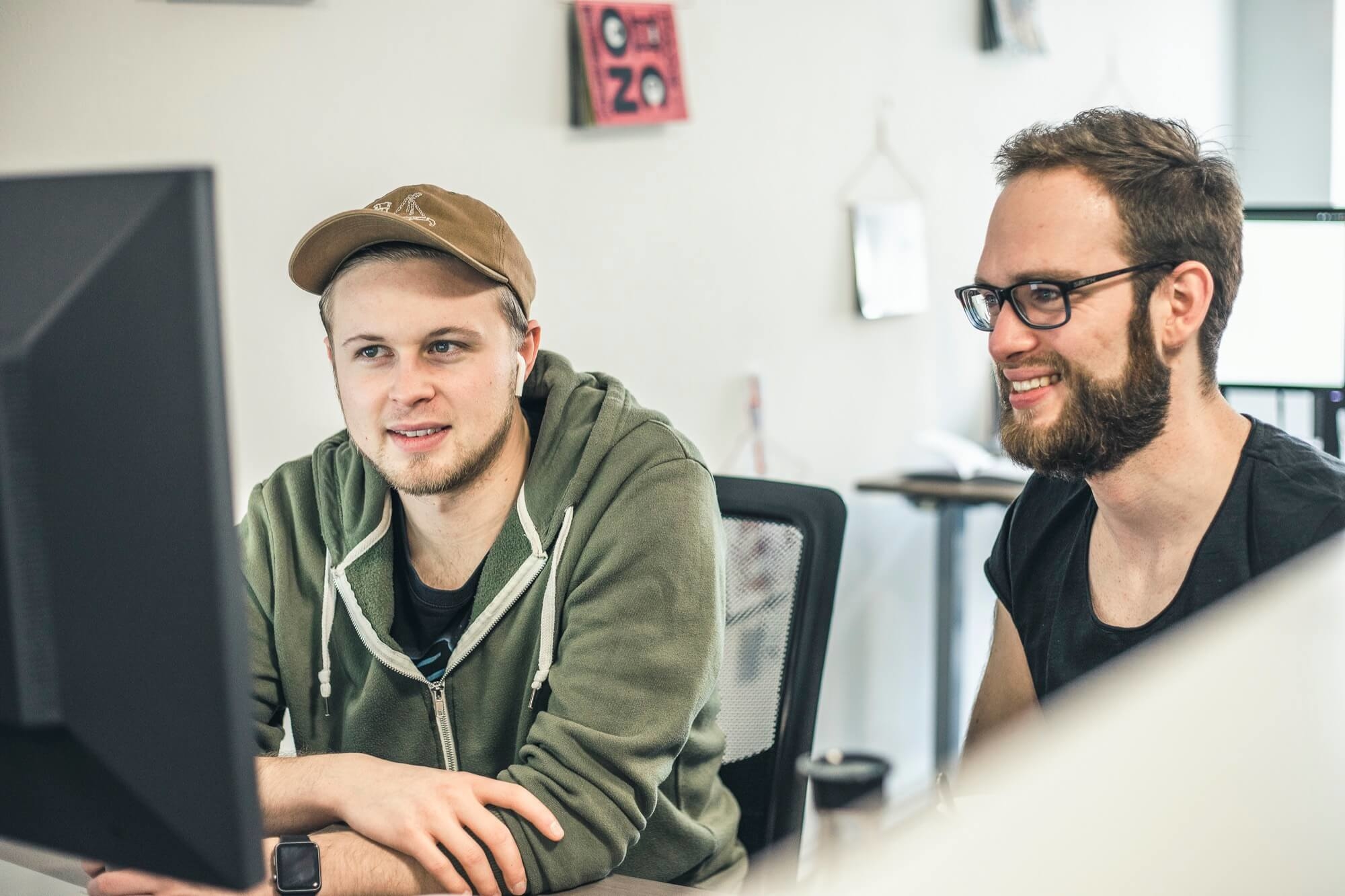 Ein Backend- und ein Frontend-Entwickler der Agentur dreibein besprechen ein Contao Projekt