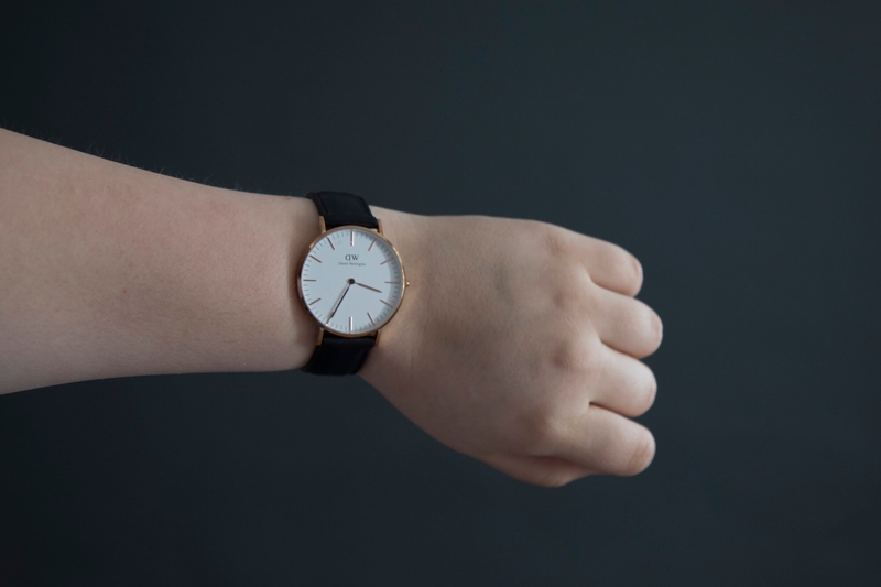 Uhr, die symbolisch lange Wartezeiten einer Website symbolisiert