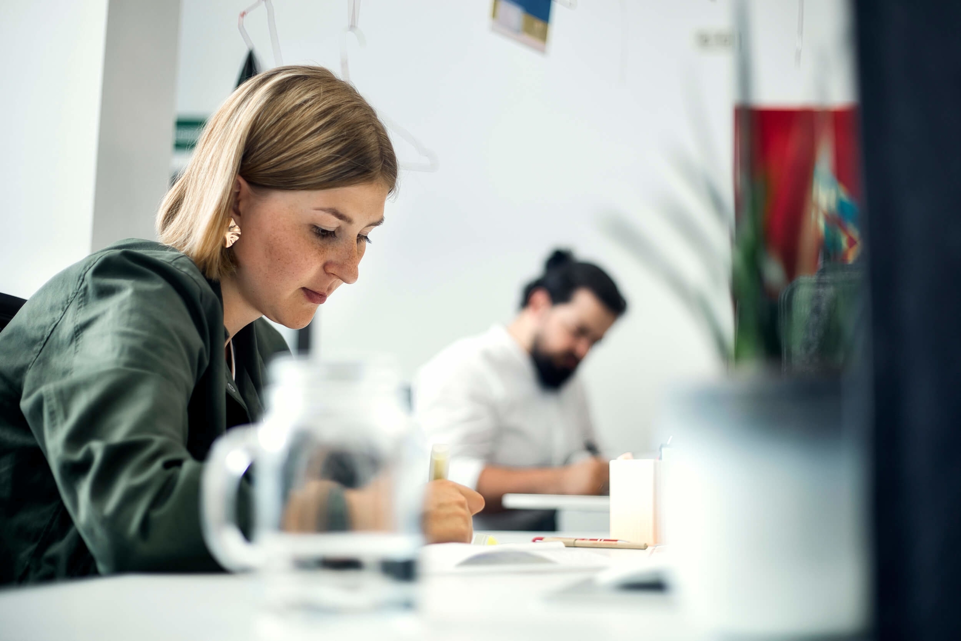 Eine Mitarbeiterin der Werbeagentur dreibein aus Cham arbeitet an einem Projekt