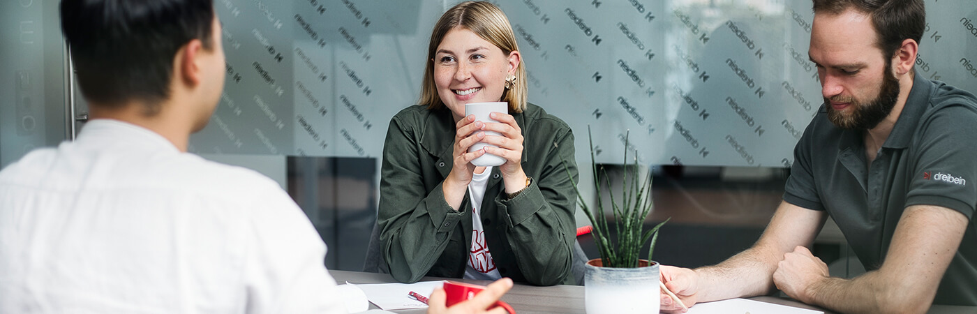 Drei Personen in Besprechung