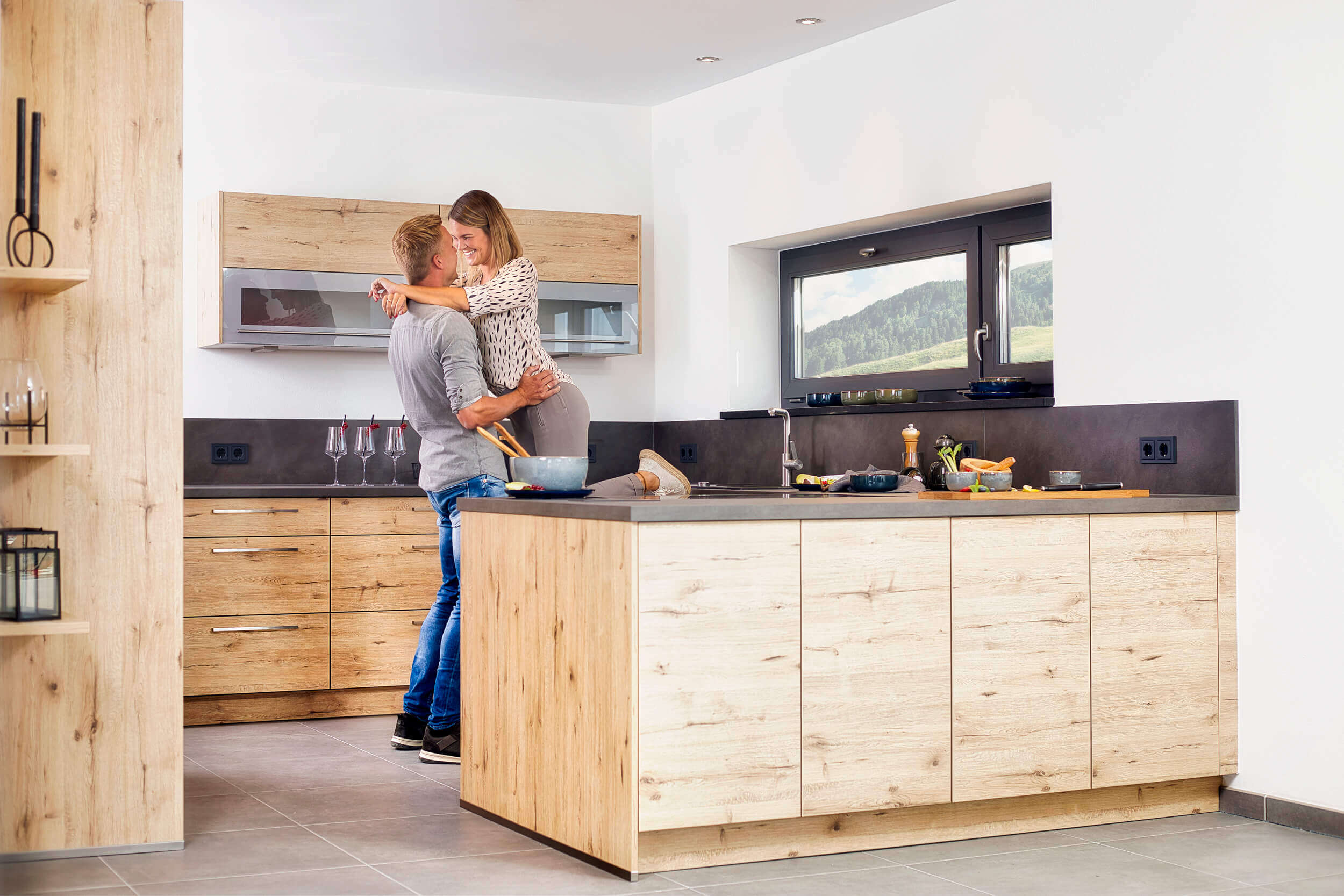 Glückliches Paar freut sich über eine neue Küche