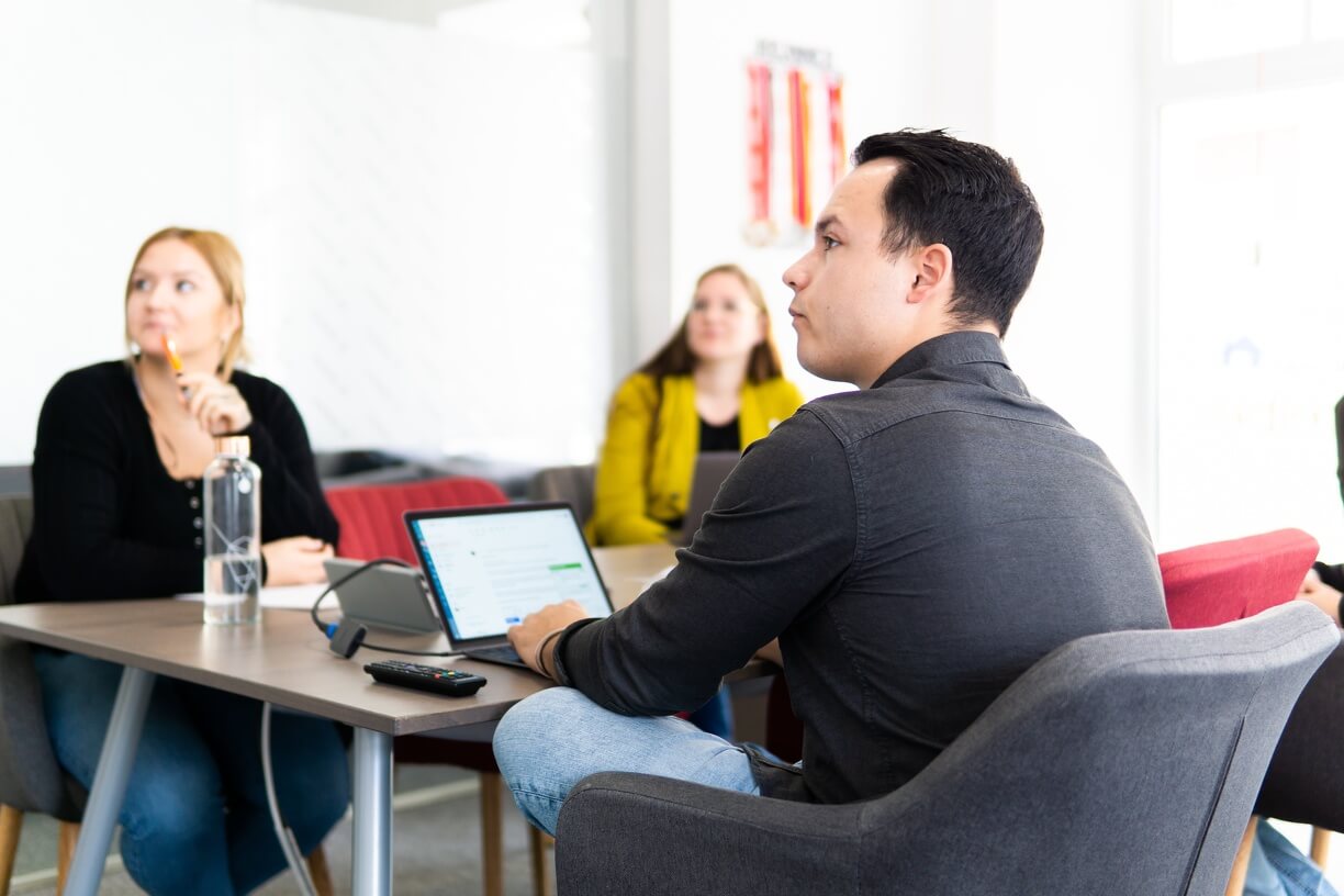 Team der Werbeagentur dreibein aus Cham plant Online Marketing Maßnahmen für einen Kunden