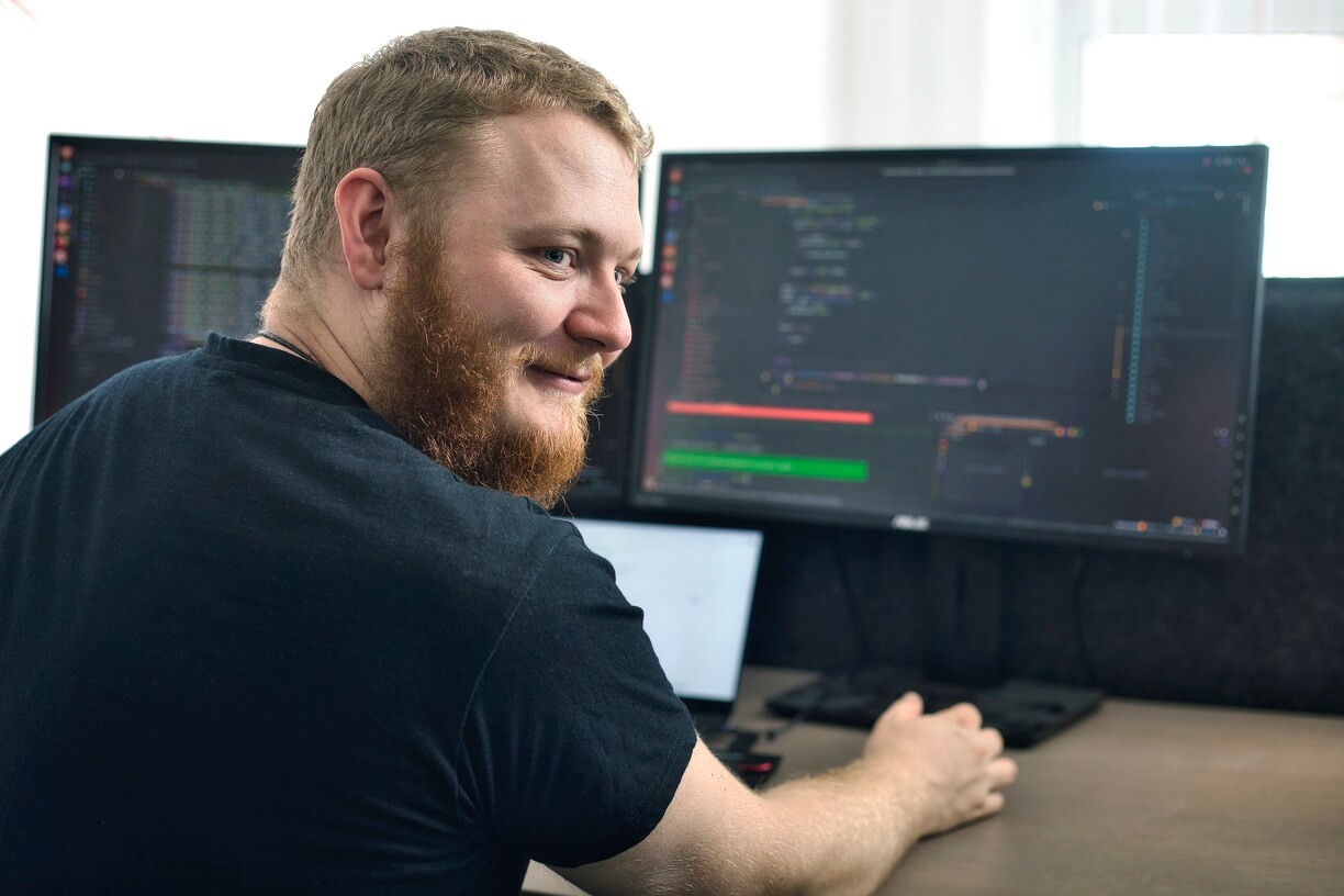 Ein Entwickler bei der Agentur dreibein schreibt an einem Bundle