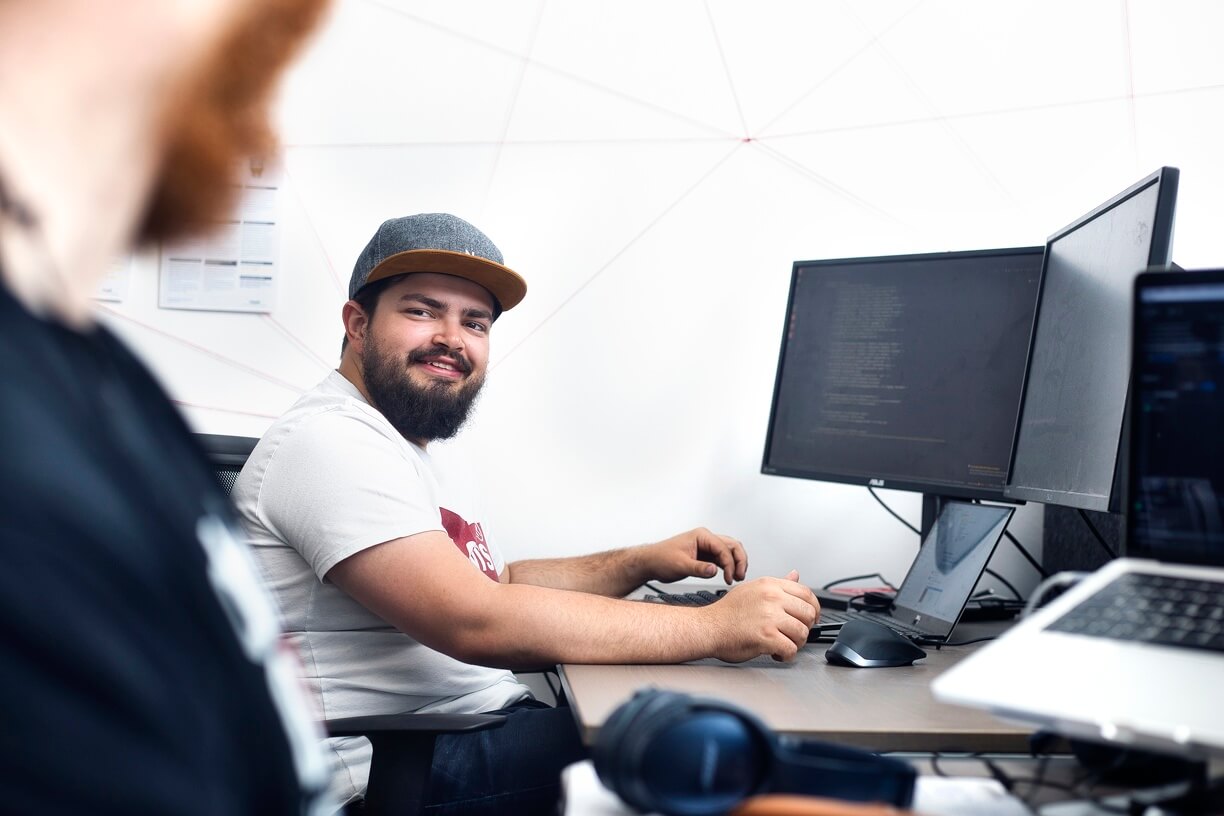 Ein Frontend Umsetzer bei der Agentur dreibein setzt eine Website eines Kunden um