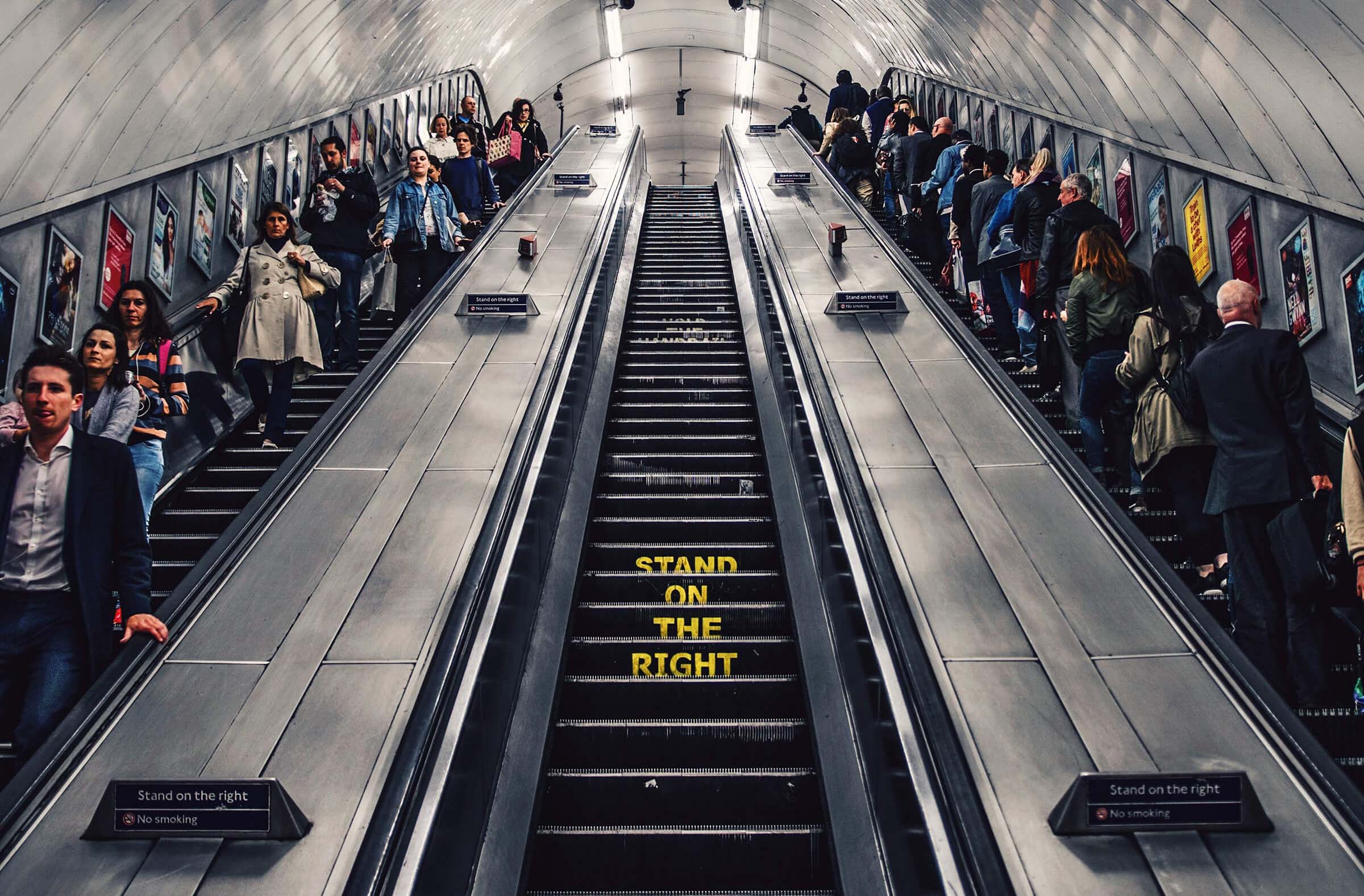 Menschen stehend auf einer Rolltreppe