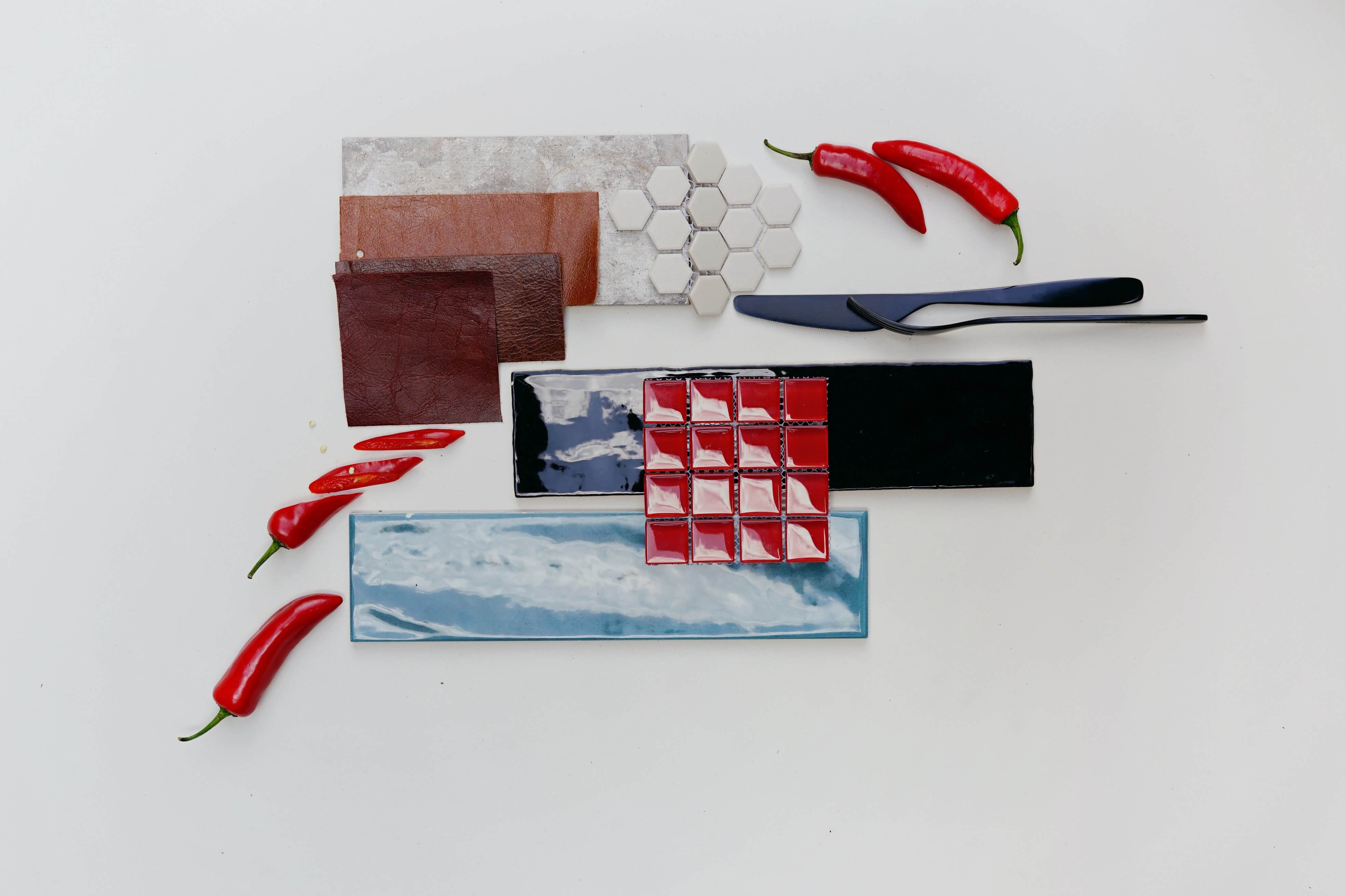 Unterschiedliche Materialien mit unterschiedlichen Rot und Blau Tönen