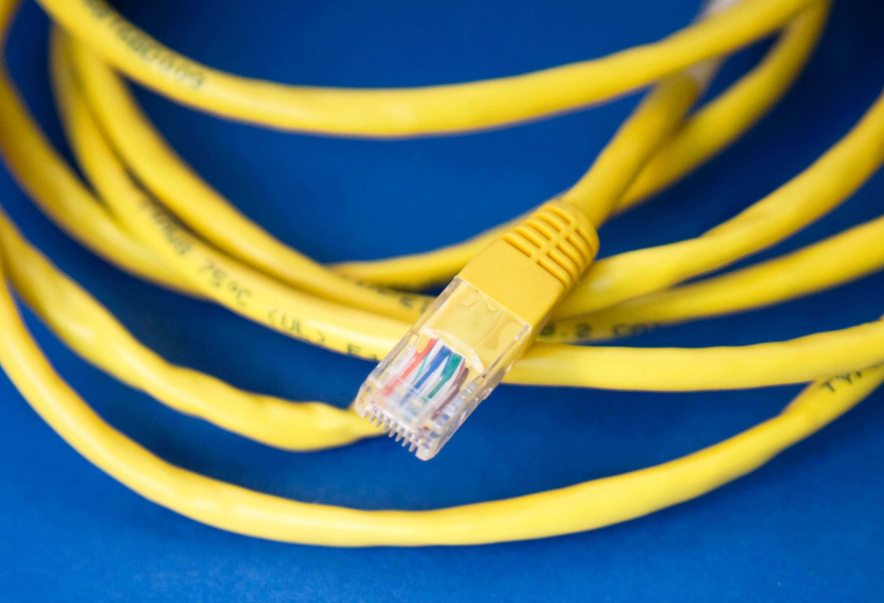 Loses LAN-Kabel liegt auf dem Boden, das Internet ist zu langsam