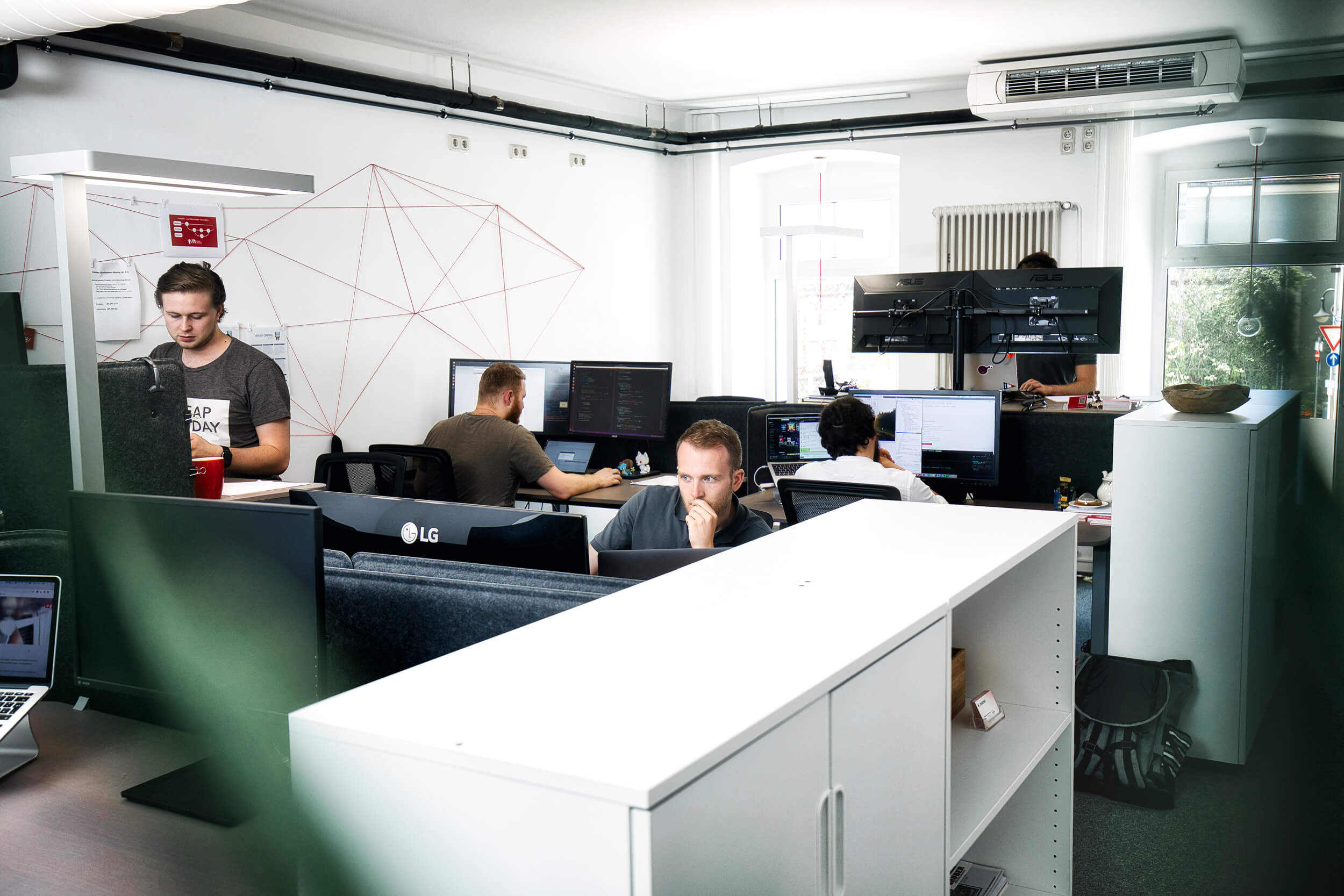 Mitarbeiter in der Werbeagentur dreibein in Cham arbeiten an einem Digital-Projekt