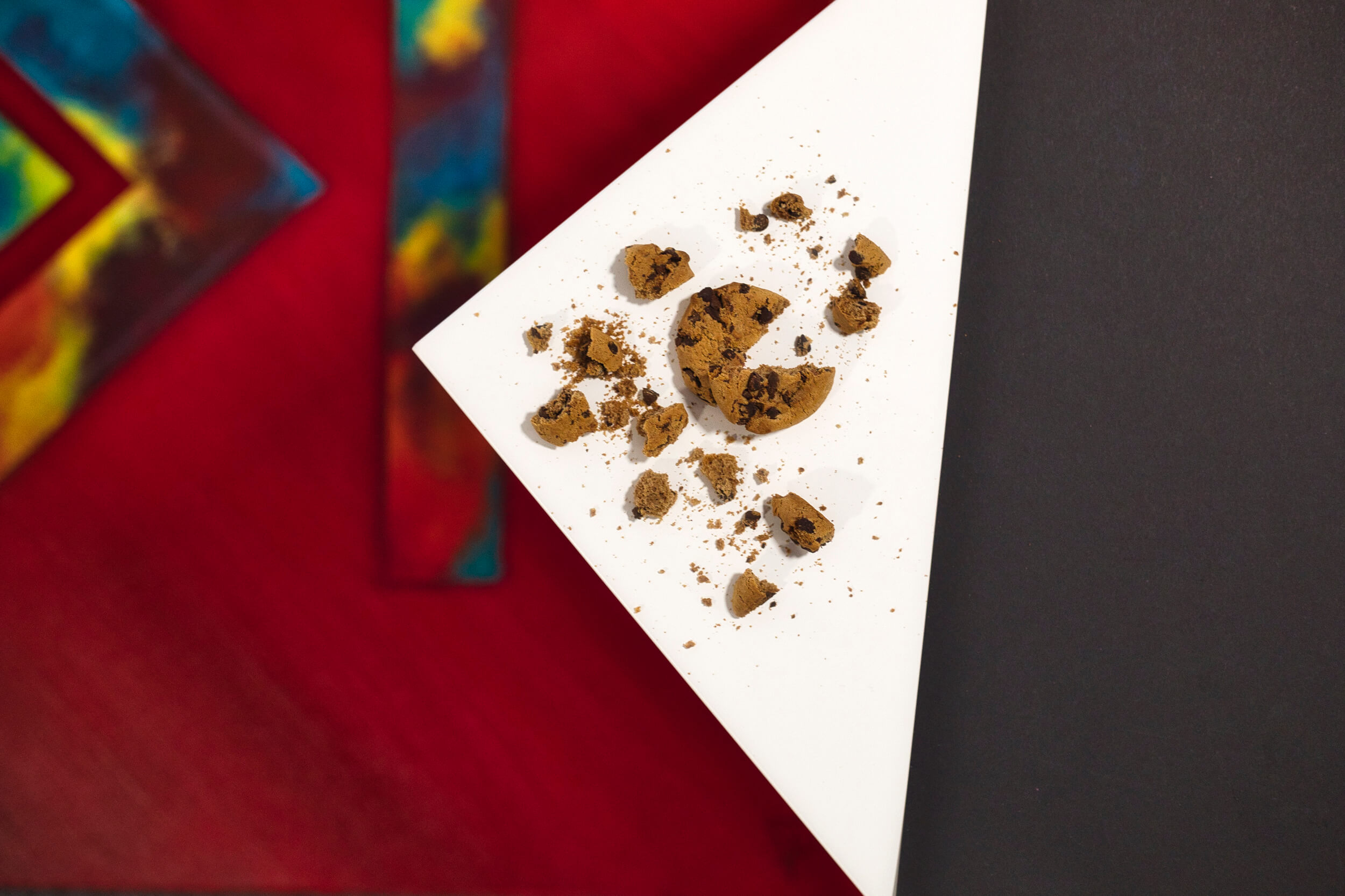 Cookies auf einem weißen Blatt Papier vor einem Bild