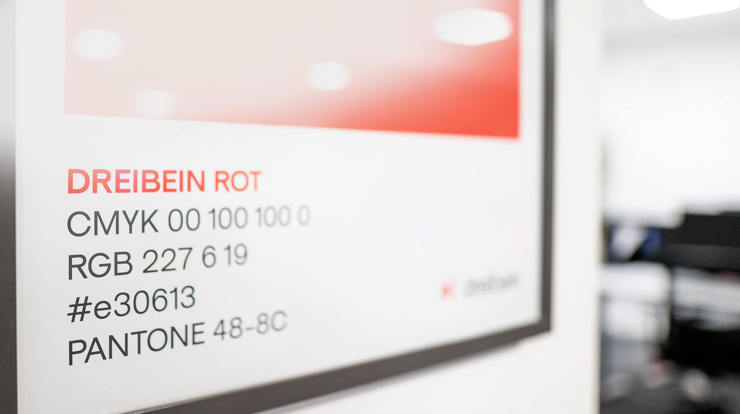 Bild der dreibein CI Farbe, das im Büro der Werbeagentur in Cham hängt