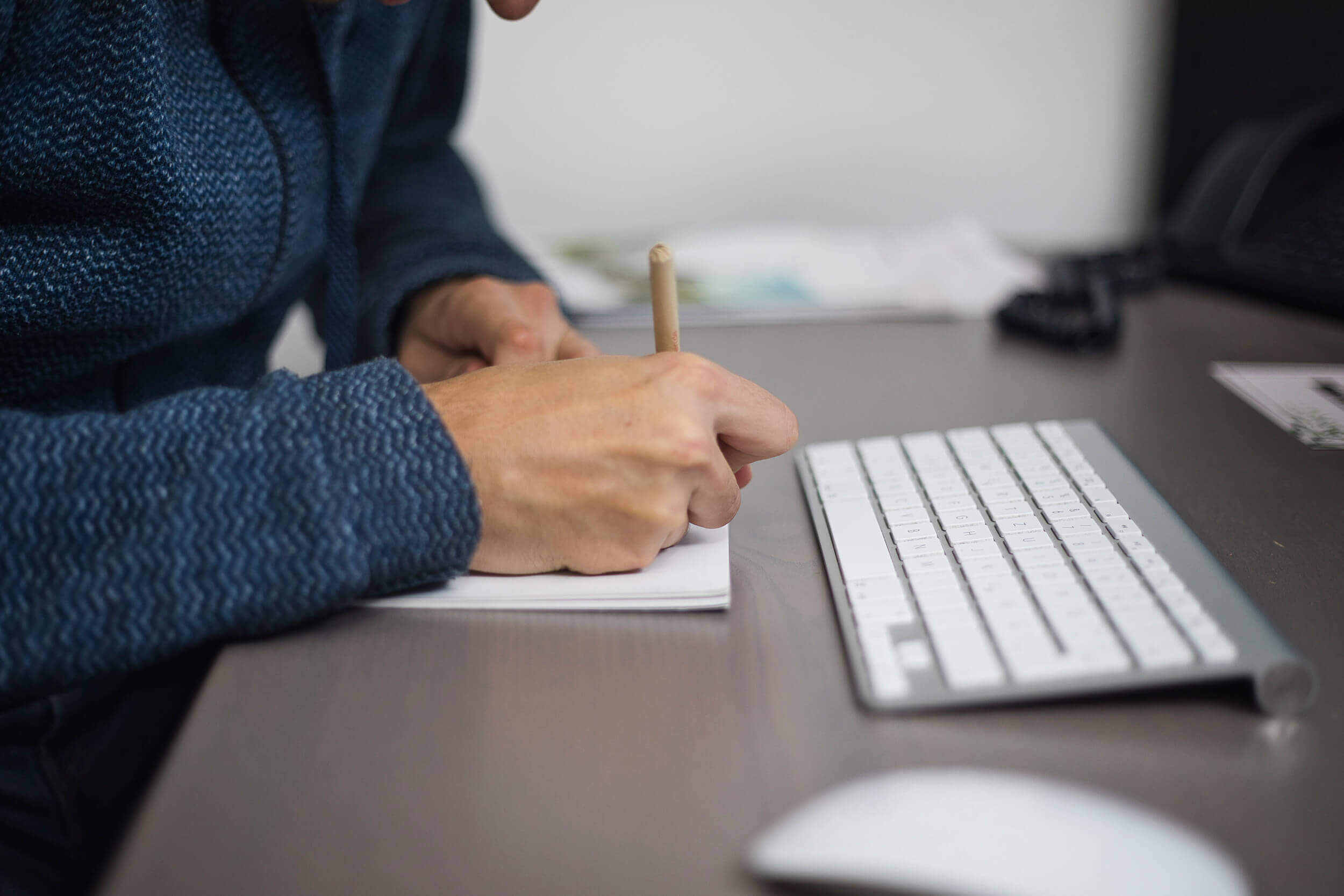 Mitarbeiter arbeitet an einem Konzept