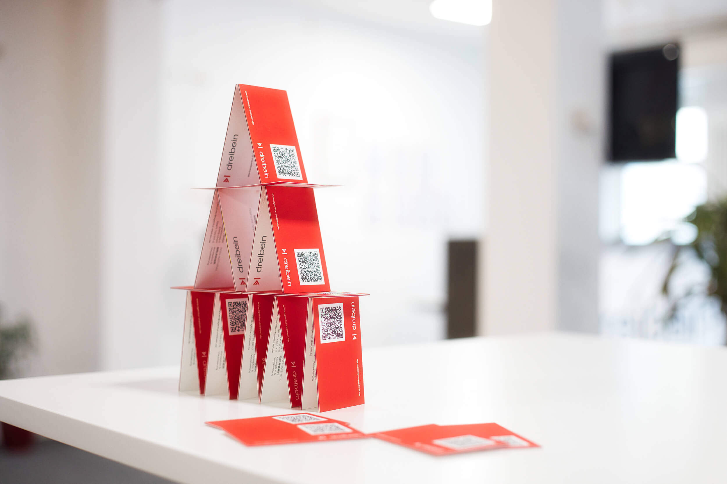 Die Struktur einer Website, dargestellt in Form eines Kartenhauses