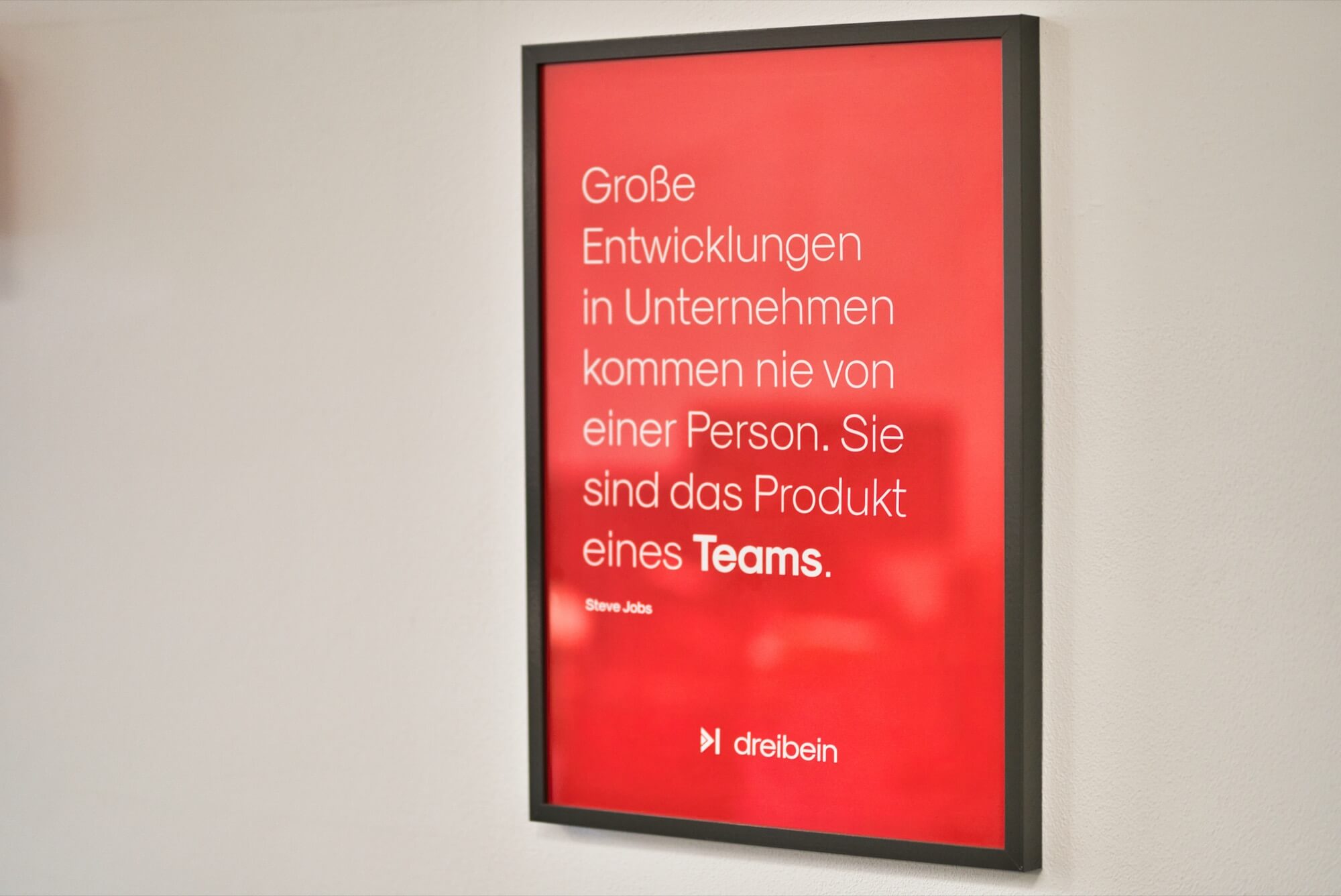 Plakat an der Wand der Werbeagentur dreibein