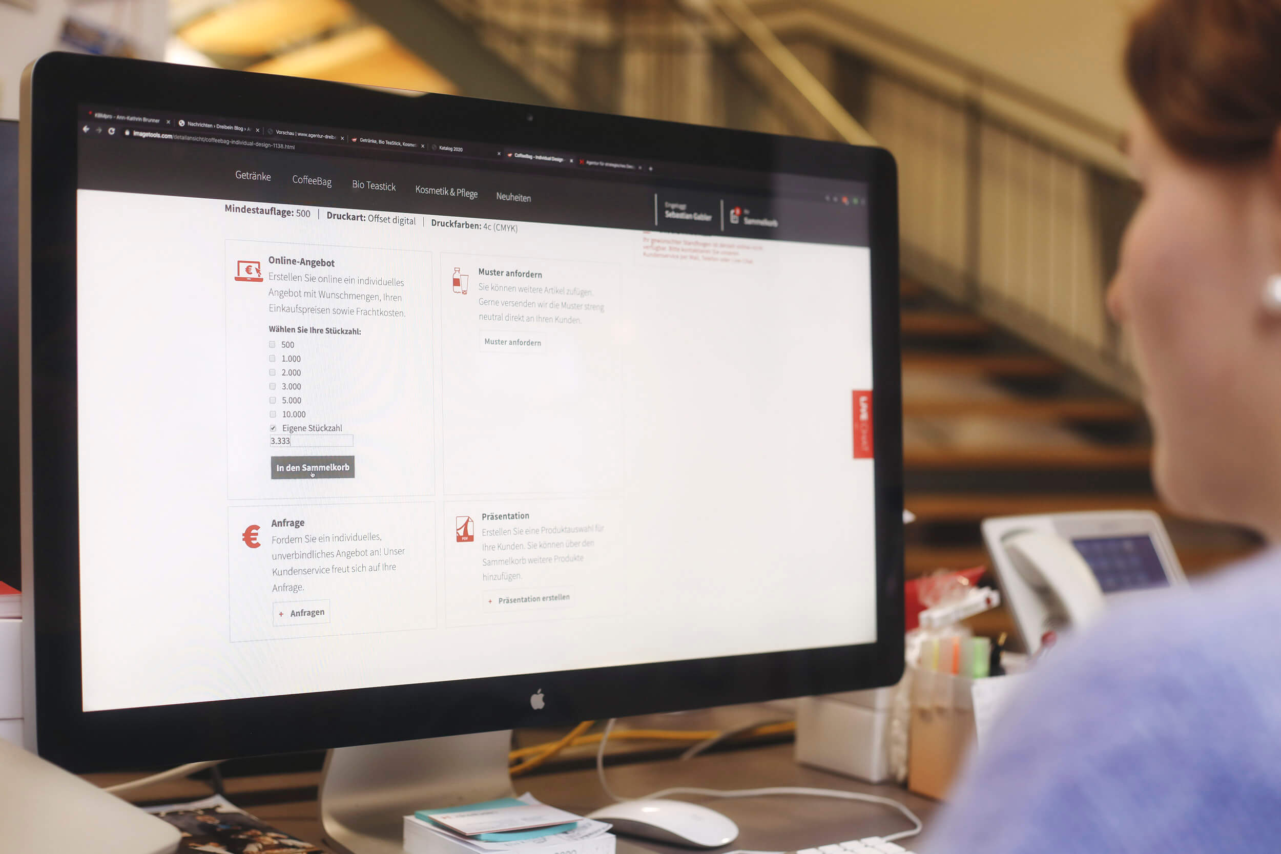 Frau klickt Ihre Staffelmengen direkt über die Website zusammen