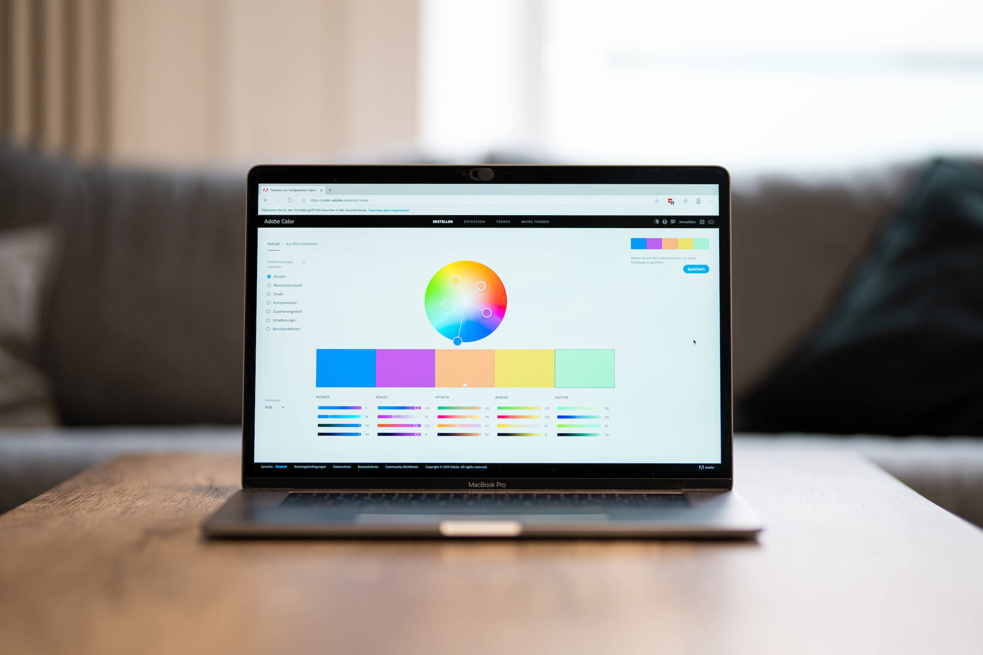 Adobe Kuler mit Farbbeispiel auf einem Macbook