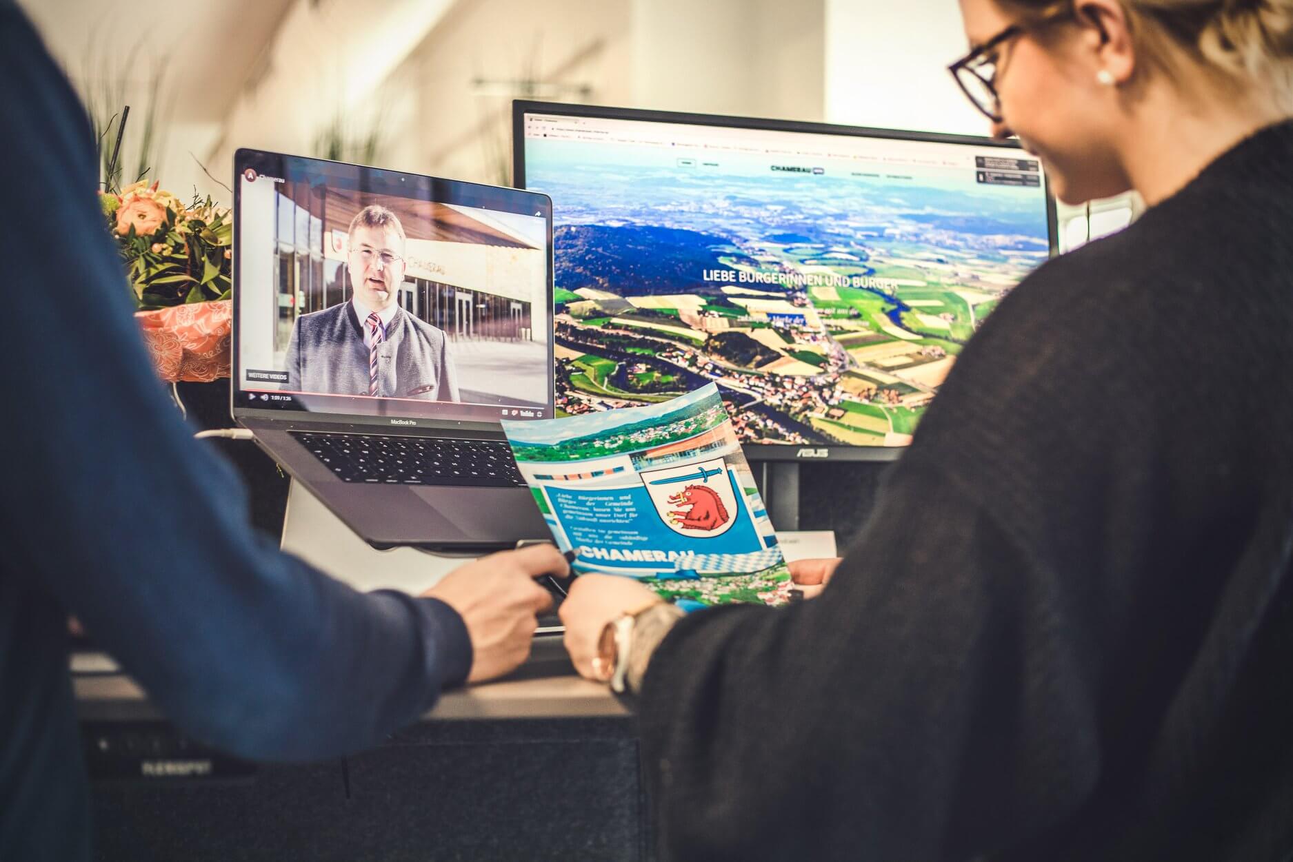 Letzte Besprechung der Charmoffensive, die die neue Marke eingeläutet hat